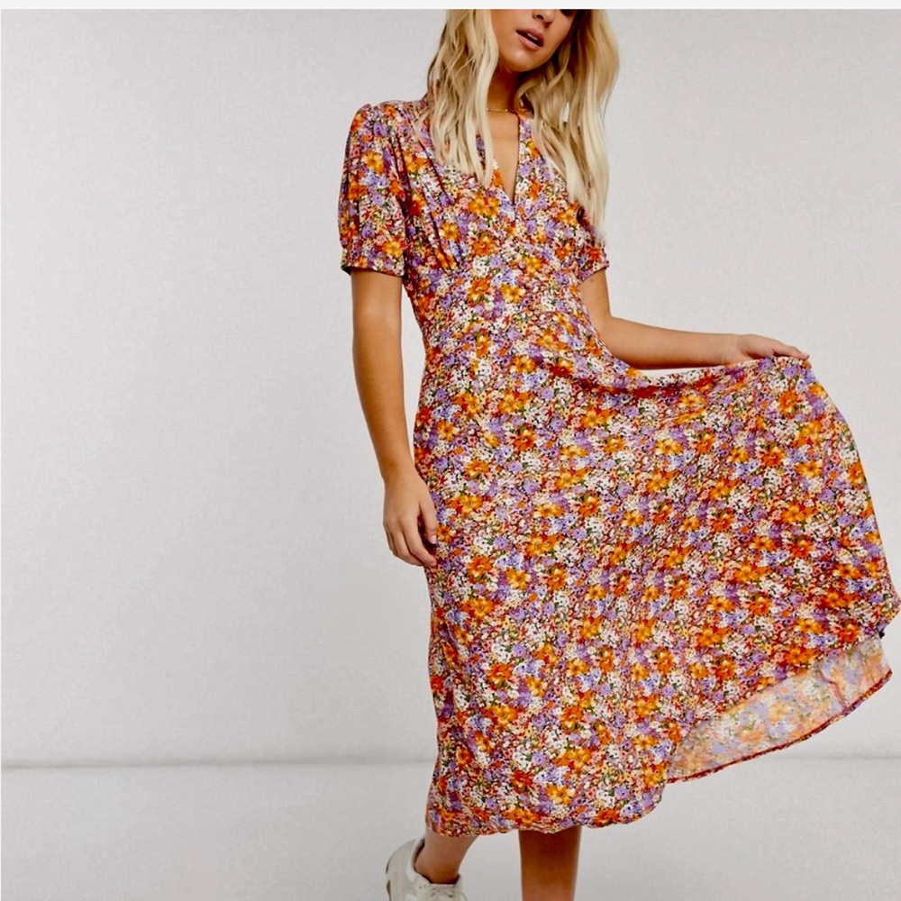 Faithful the Brand Short Sleeve Meadows Midi Dress in Meja Floral Print TB6
